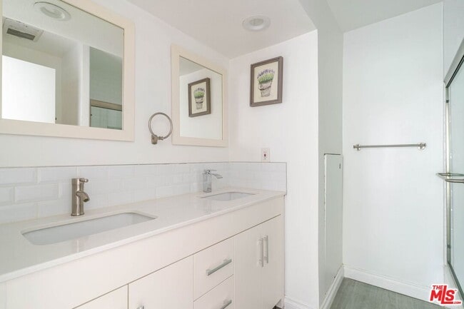 Building Photo - 5820 Yolanda Ave