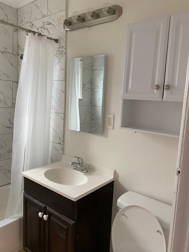 Bathroom - 545 N Hoover St