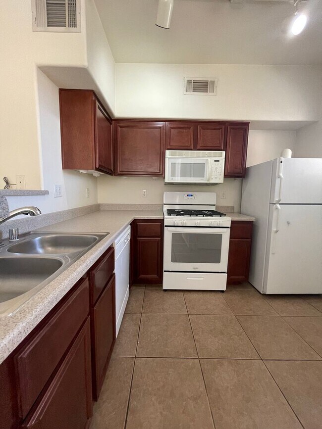 Building Photo - First Floor Condo Unit in Gated Community!