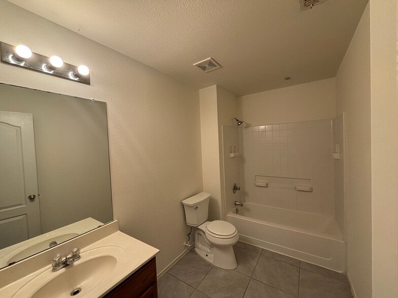 Building Photo - 1327 Falcon Hollow Ln