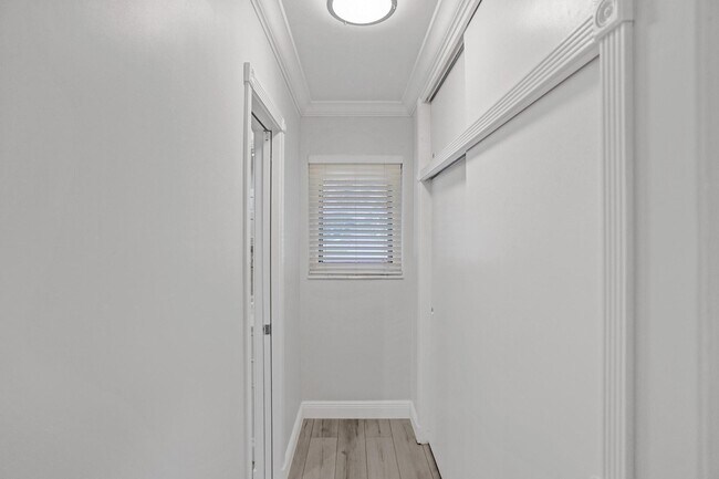 Building Photo - 470 SE 4th Ct