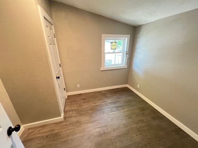 Building Photo - Newly Renovated 2 Bed, 2 Bath Duplex – Pet Friendly!