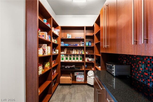 Building Photo - 2 Castle Oaks Ct