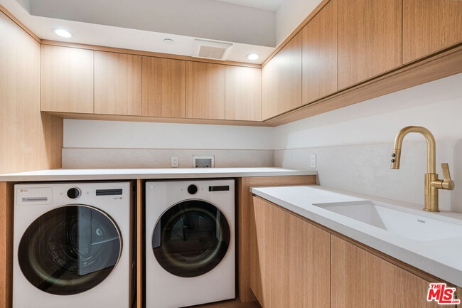 Building Photo - 1205 Las Lomas Pl