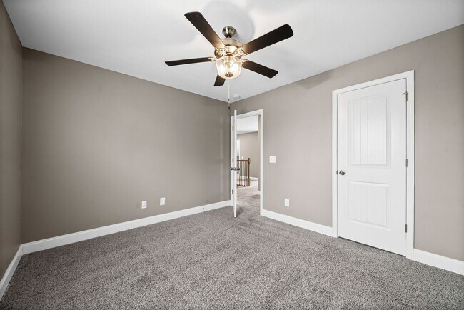 Building Photo - Pet Friendly Three Bedroom with Bonus!