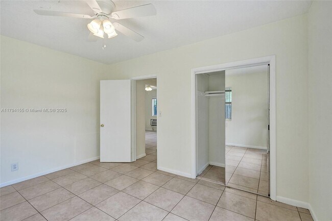 Building Photo - 403 SW 11th Ct