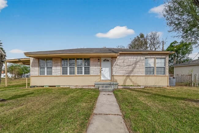 Building Photo - 1221 Parkway Dr
