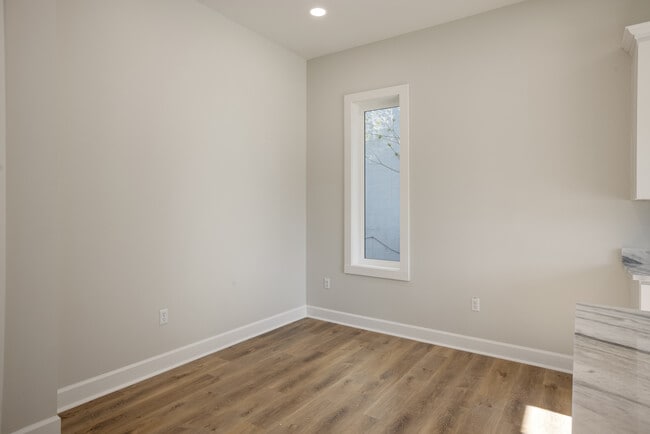 Building Photo - 306 W Taft St