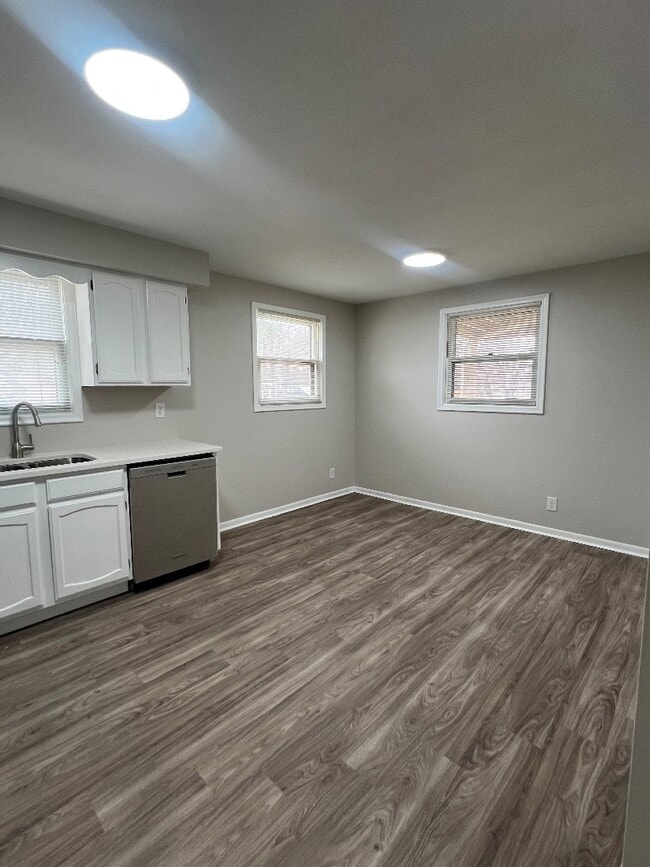 Building Photo - 1902 S 46th St