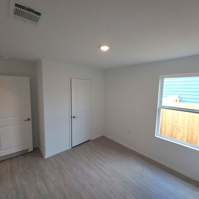 Building Photo - Welcome to the Heartbeat of South San Antonio In Vida