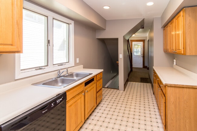 Building Photo - 812 Sybil St