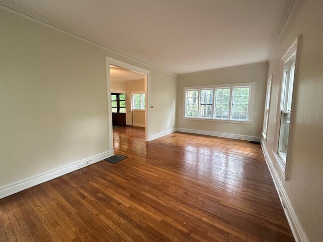 Building Photo - Single Family Heritage Hill Home! Two Bedr...