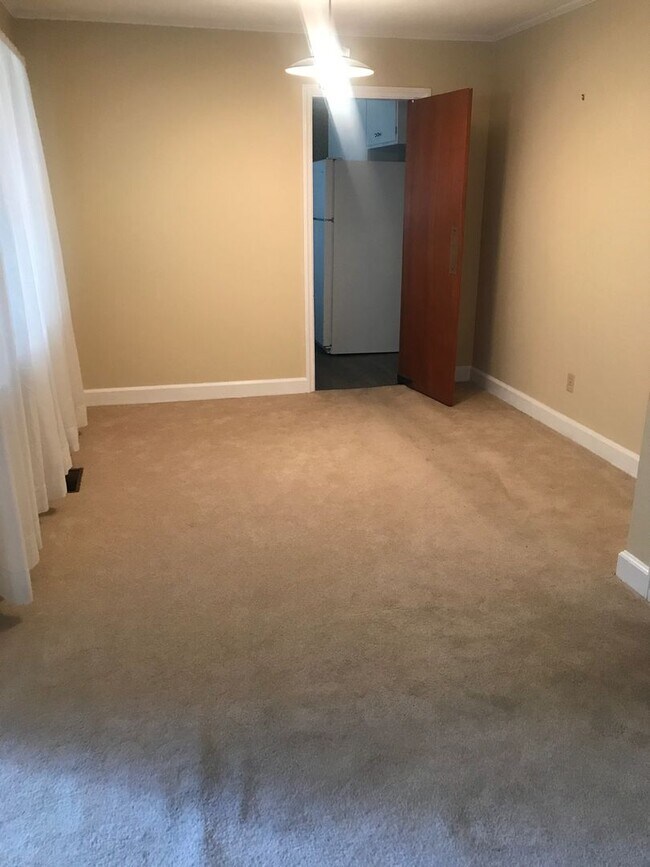 Building Photo - 3 Bed, 1.5 Bath Home