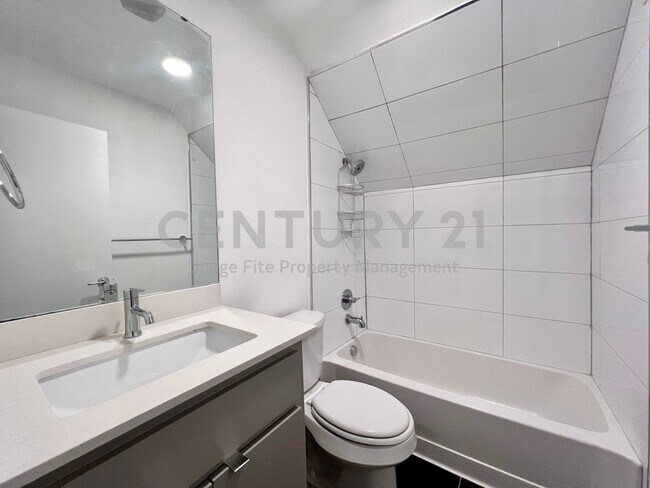 Building Photo - Beautiful 4-Story 2/2.5/2 in GREAT LOCATIO...