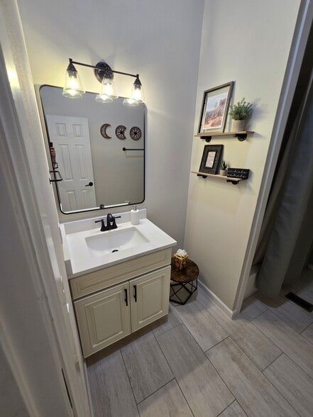 Building Photo - 1217 E Lamar St