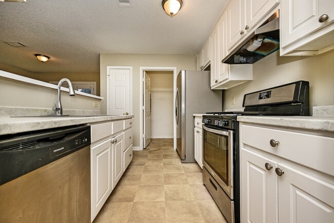 Building Photo - Fantastic 3bd/1.5ba home! Let yourself in!