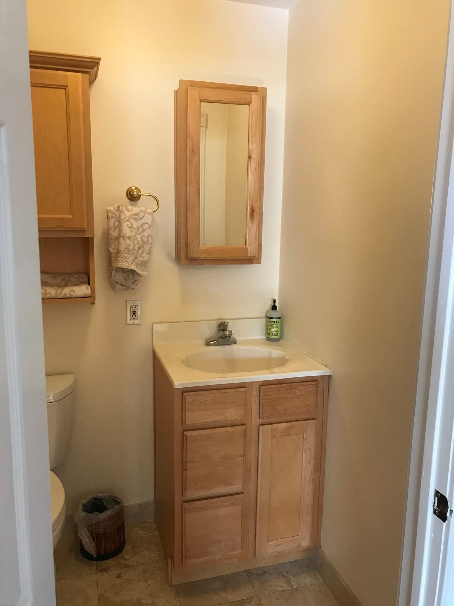 1/2 bathroom - 1304 Mackay Ln