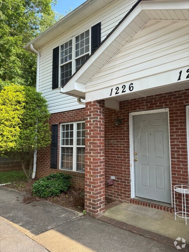 Building Photo - $1,150 | 2BR/1.5BA End Unit Townhouse – Sp...