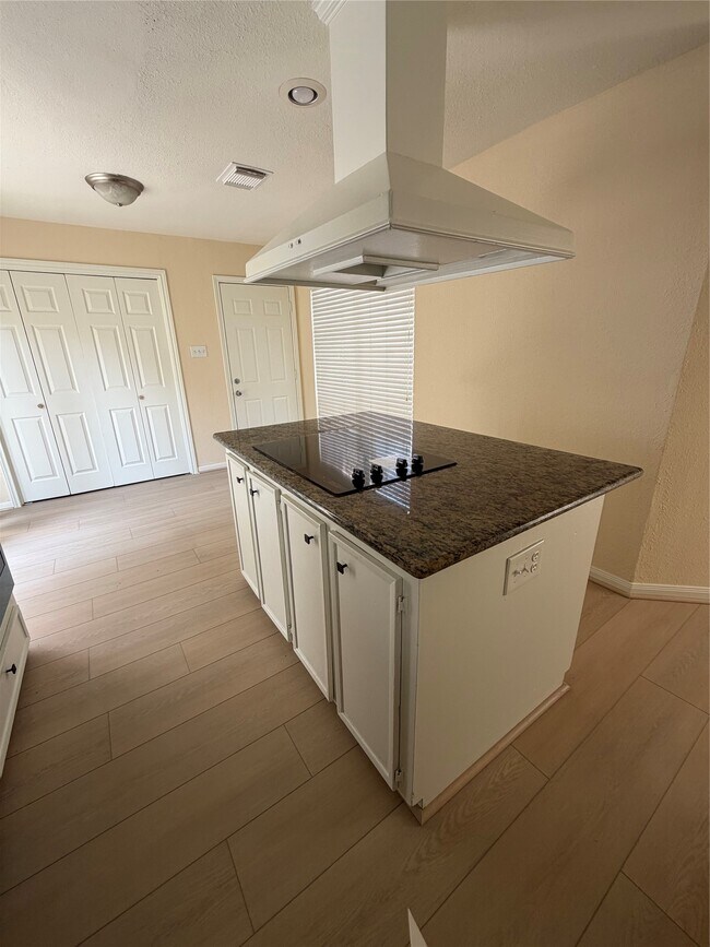 Building Photo - 930 Mesa Terrace Dr