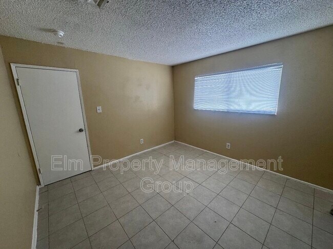 Building Photo - 2516 E Mesquite Ave