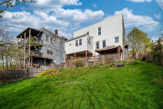Building Photo - 1327 1st St