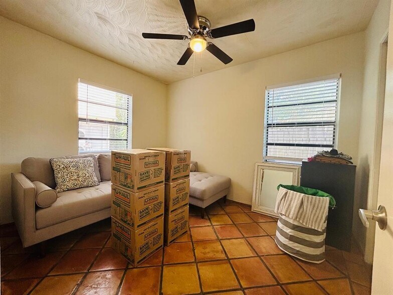 Building Photo - 1913 Riverside Dr