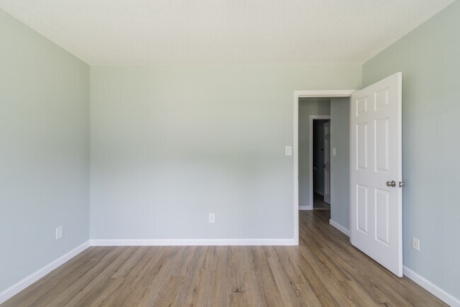 Building Photo - 578 Tryon Pl