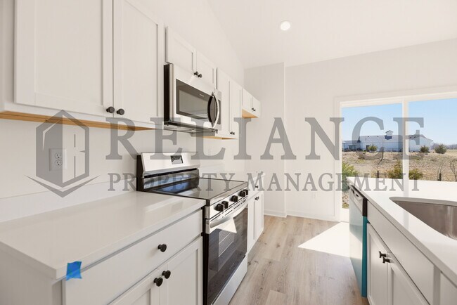 Building Photo - 5243 N Pinecrest Ct