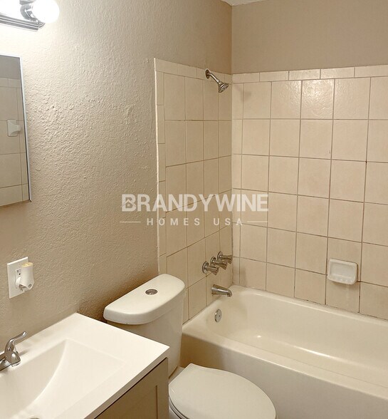 Building Photo - 5711 N 43rd St
