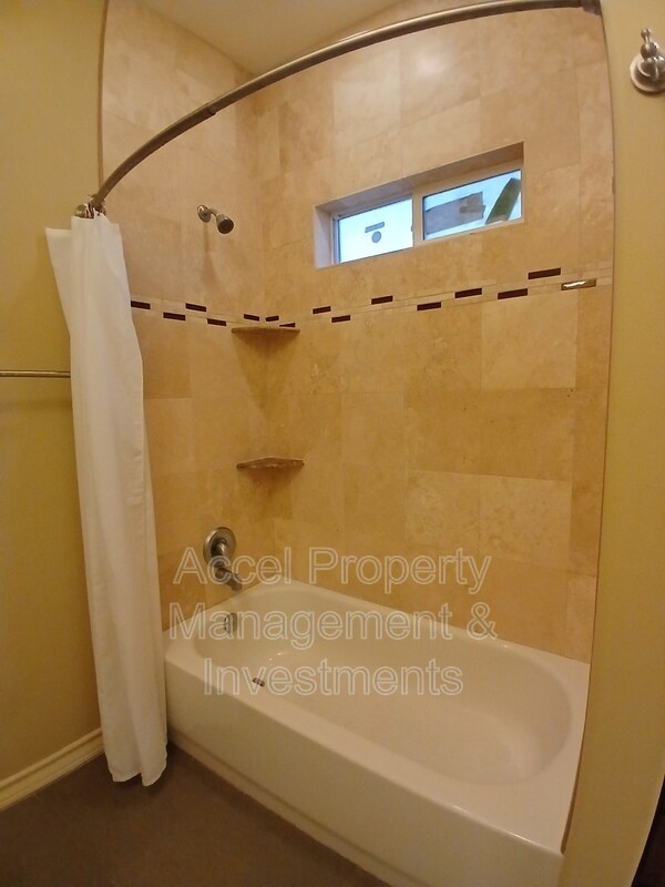 Building Photo - 2423 W Hampton Ave