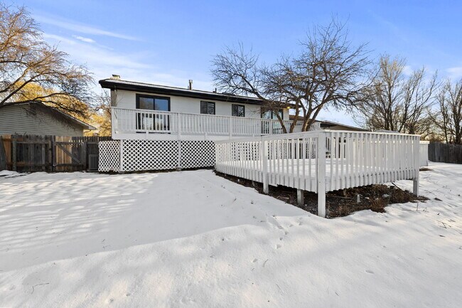 Building Photo - Spacious Split-Level Home with Beautiful Kitchen, Large Deck, and Fully Fenced Yard