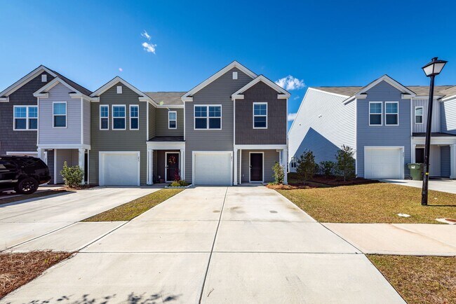 Building Photo - 3 Bedroom, 2.5 Bathroom Townhome in Caroli...