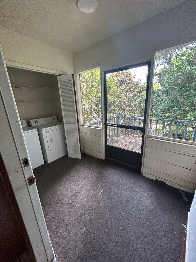 Building Photo - Large 2/2 flat, walking distance to Capita...