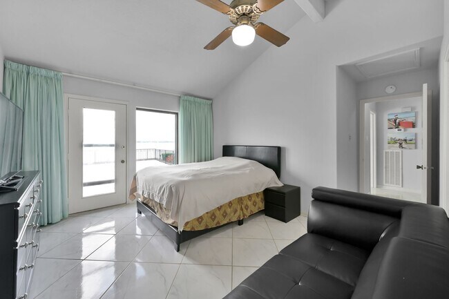 Building Photo - Fully Furnished 2 bedroom Lakefront with 1...