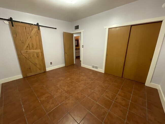 Building Photo - Eastside home with privacy on cul-de-sac