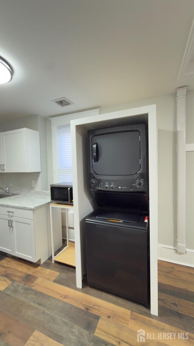 Building Photo - 55 Suydam St