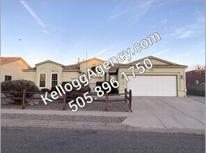 Building Photo - Enchanted Hills - 4BR/2Bath