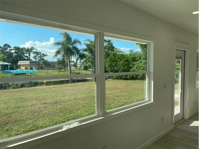 Building Photo - 808 SE Degan Dr