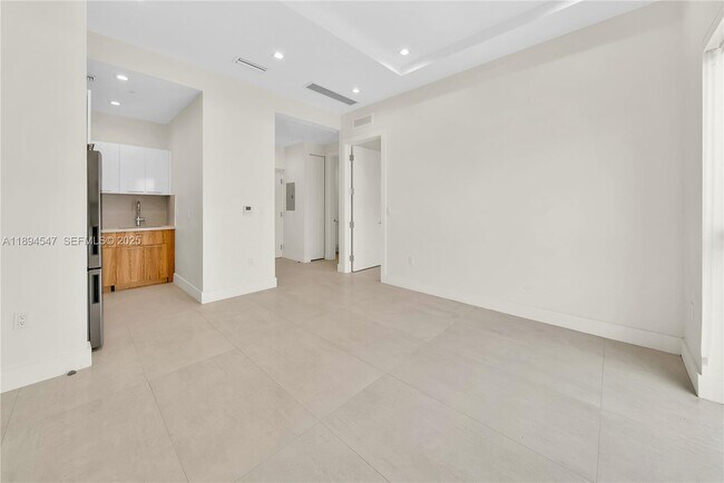 Building Photo - 530 SW 11th Ave