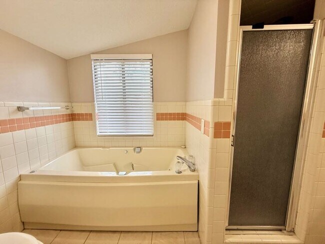 Building Photo - Large and Stunning 2700sqft Newly Renovated 3BR 3BTH!