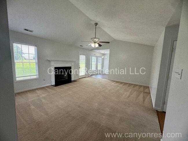 Building Photo - 323 Rushmore Ct