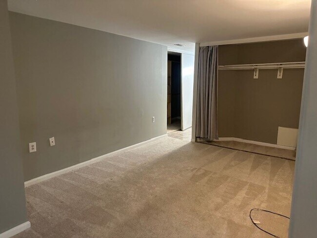 Building Photo - One level living in a spacious upgraded condo