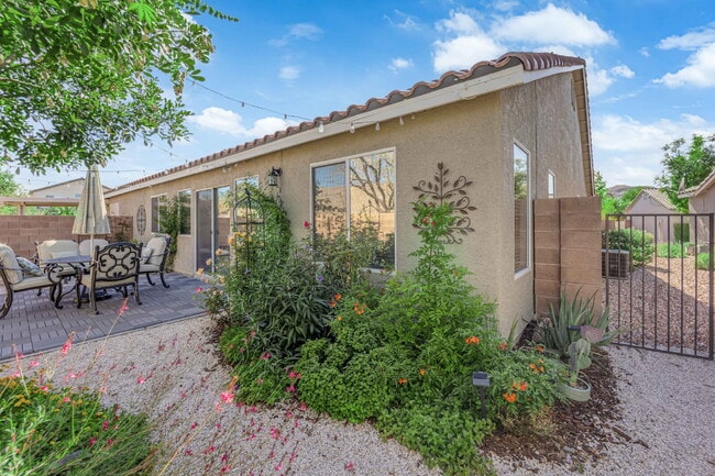 Building Photo - Don't miss out on this super cute 2-bedroo...