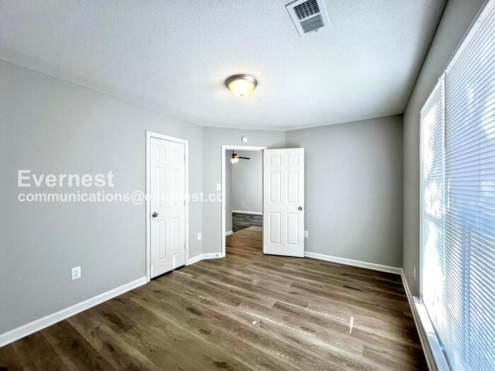 Building Photo - 5637 Kaitlyn Dr W