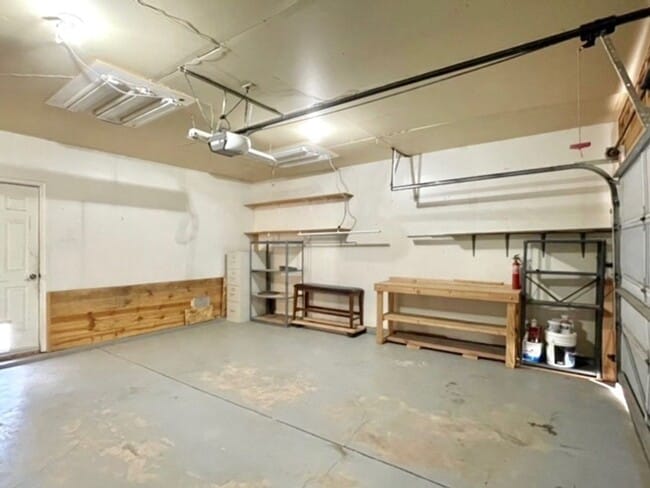 Building Photo - 2 Bedroom 1 Bath Rancher in Constitution H...
