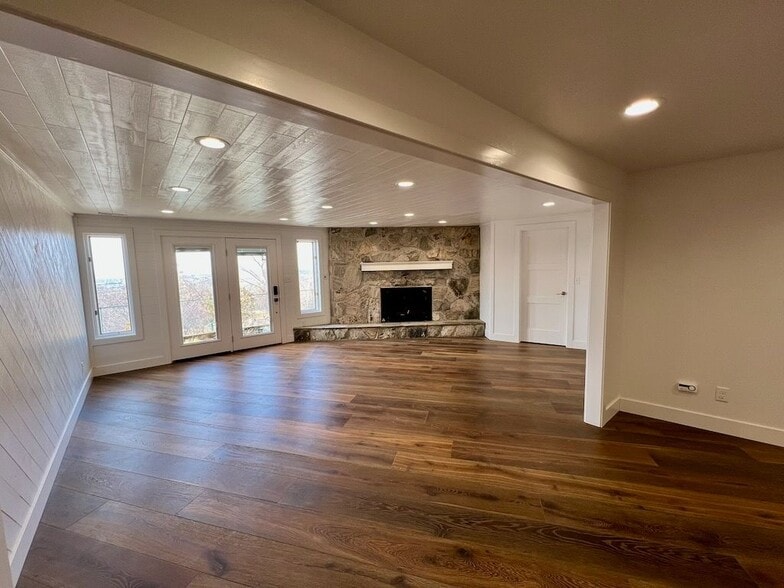 Building Photo - 425 Lakeview Way