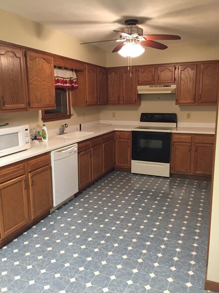 Kitchen - 380 Ironwood Dr