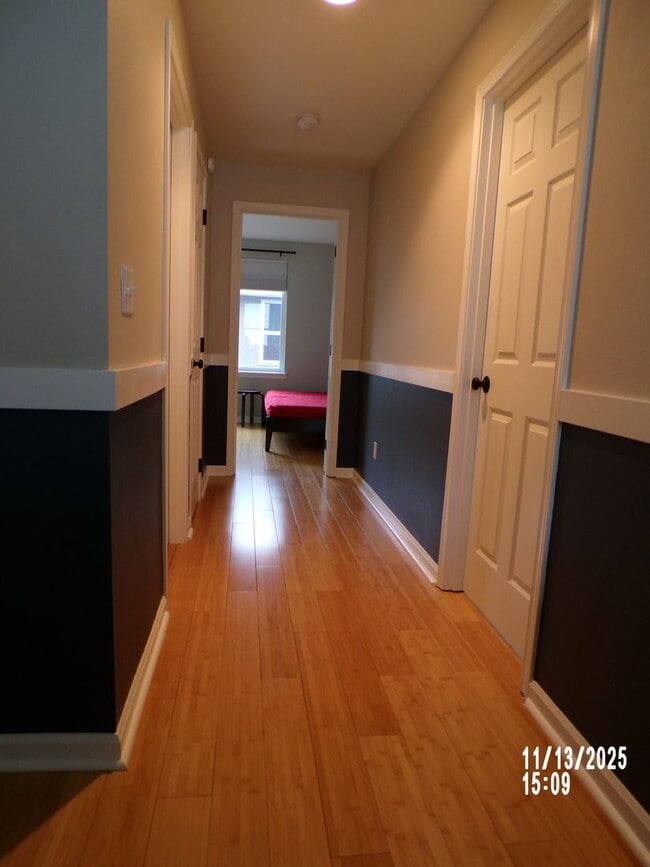 Building Photo - Charming house close to parks