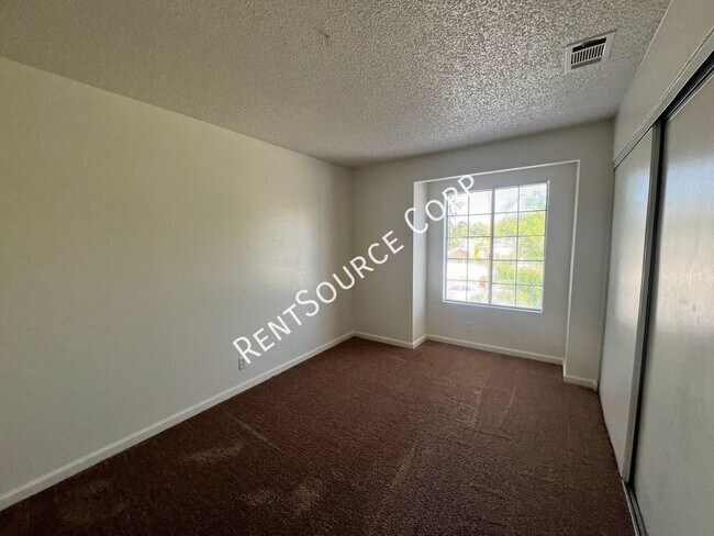 Building Photo - 3 Bedroom Two Story Townhome for Rent in E...