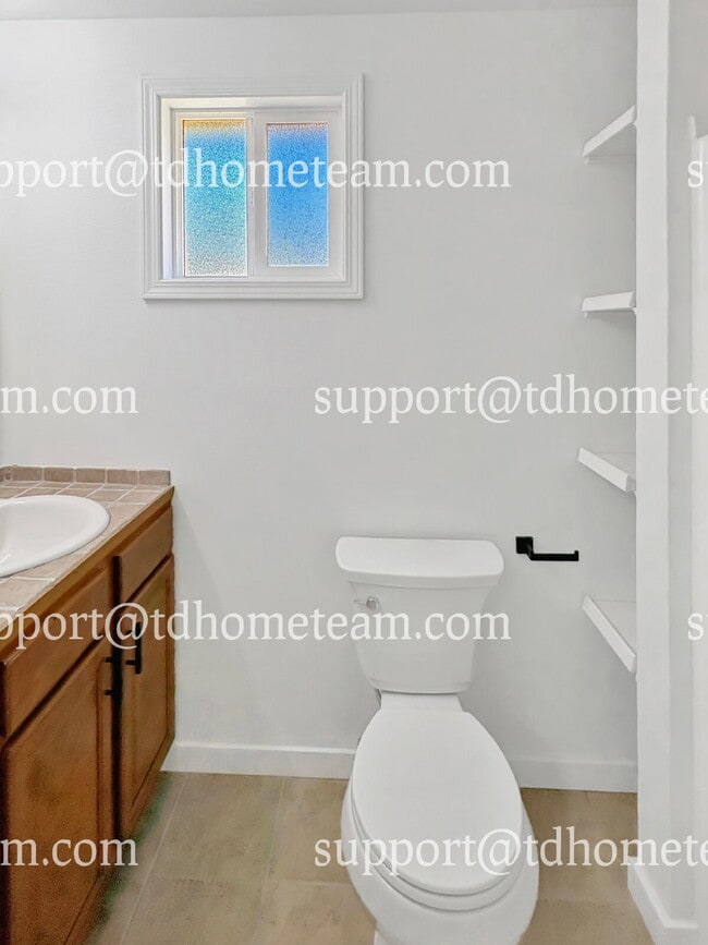 Building Photo - "Charming 3-Bed Home with 2 Baths in the H...